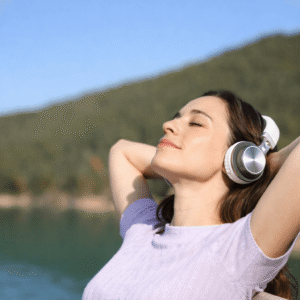 Mujer escuchando audiolibro con auriculares